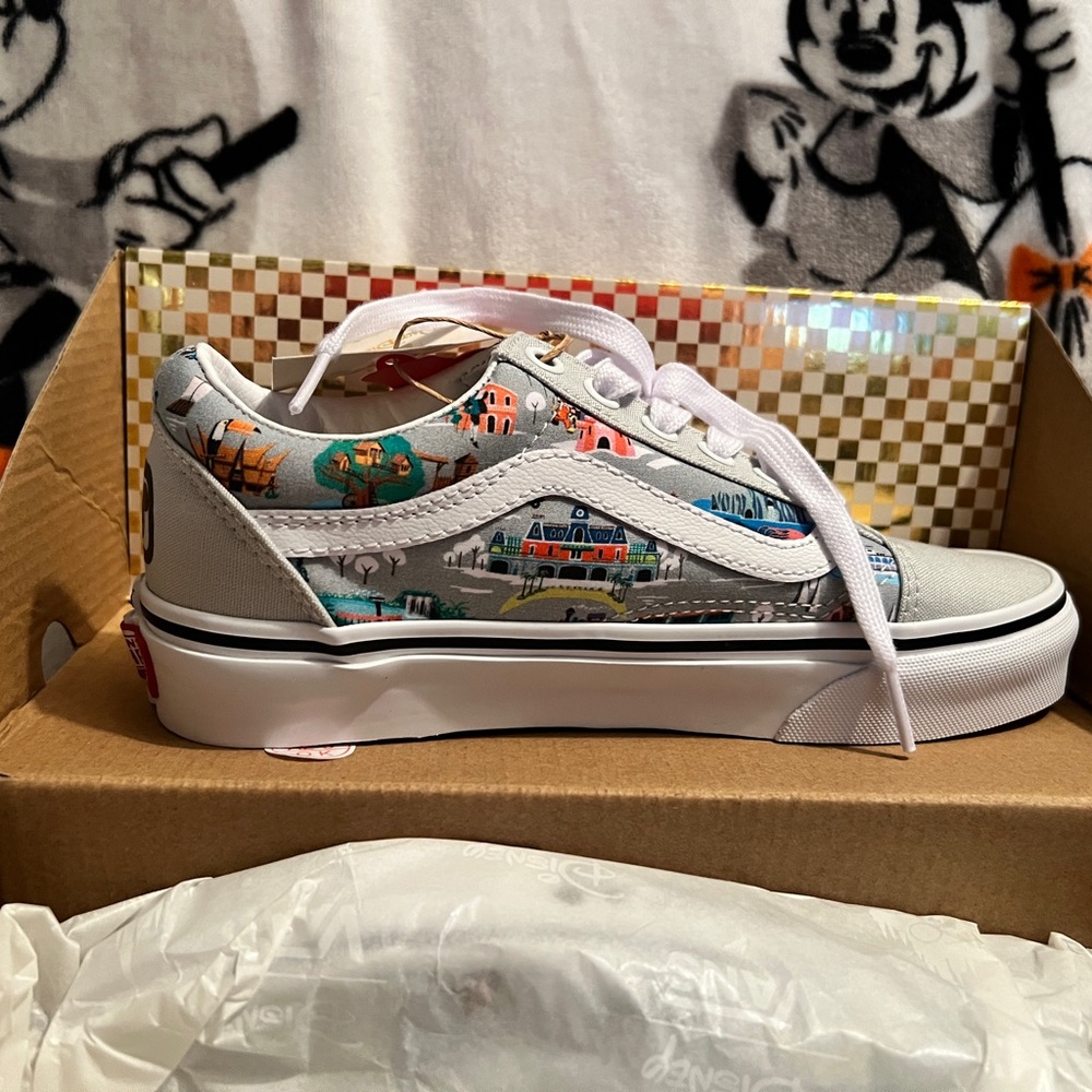 NWT never worn. I bought the wrong size. Thought they were a Mens 5.5. NOPE! :( - Picture 4 of 6